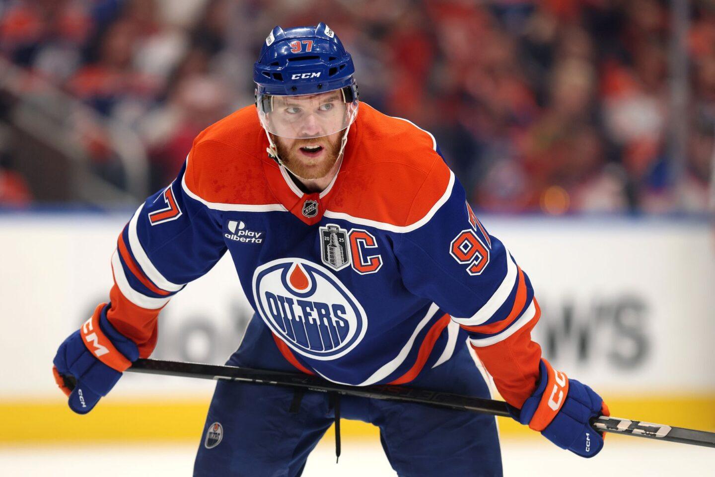 Na zdjęciu hokeista Connor McDavid, gwiazda ligi NHL
