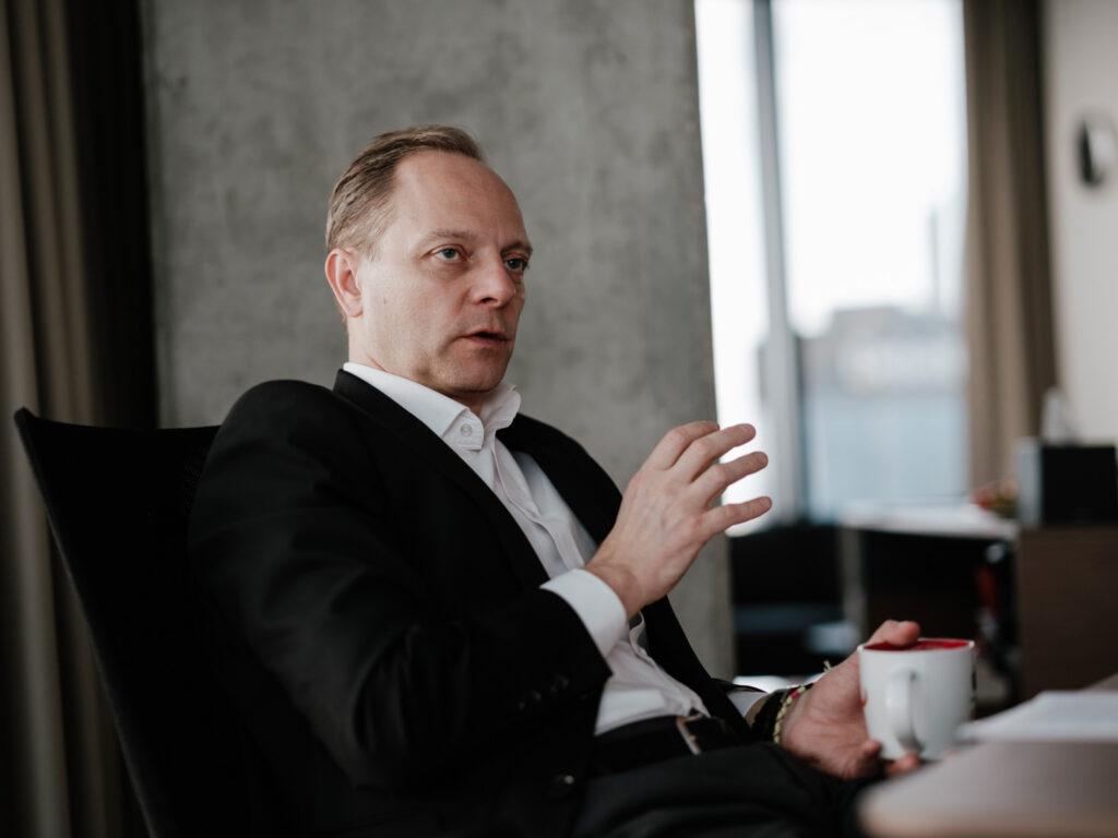 Szymon Midera, prezes PKO BP, przyznaje, że po roku od ogłoszenia strategii bank zwiększył udziały rynkowe i uwolnił 30 proc. czasu pracowników w oddziałach. Fot. Marek Zawadka