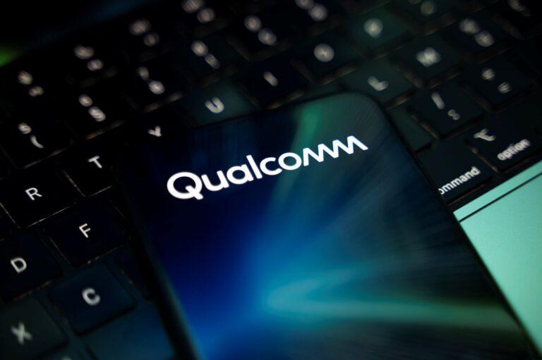 Na zdjęciu: Smartfon z logiem Qualcomm na ekranie
