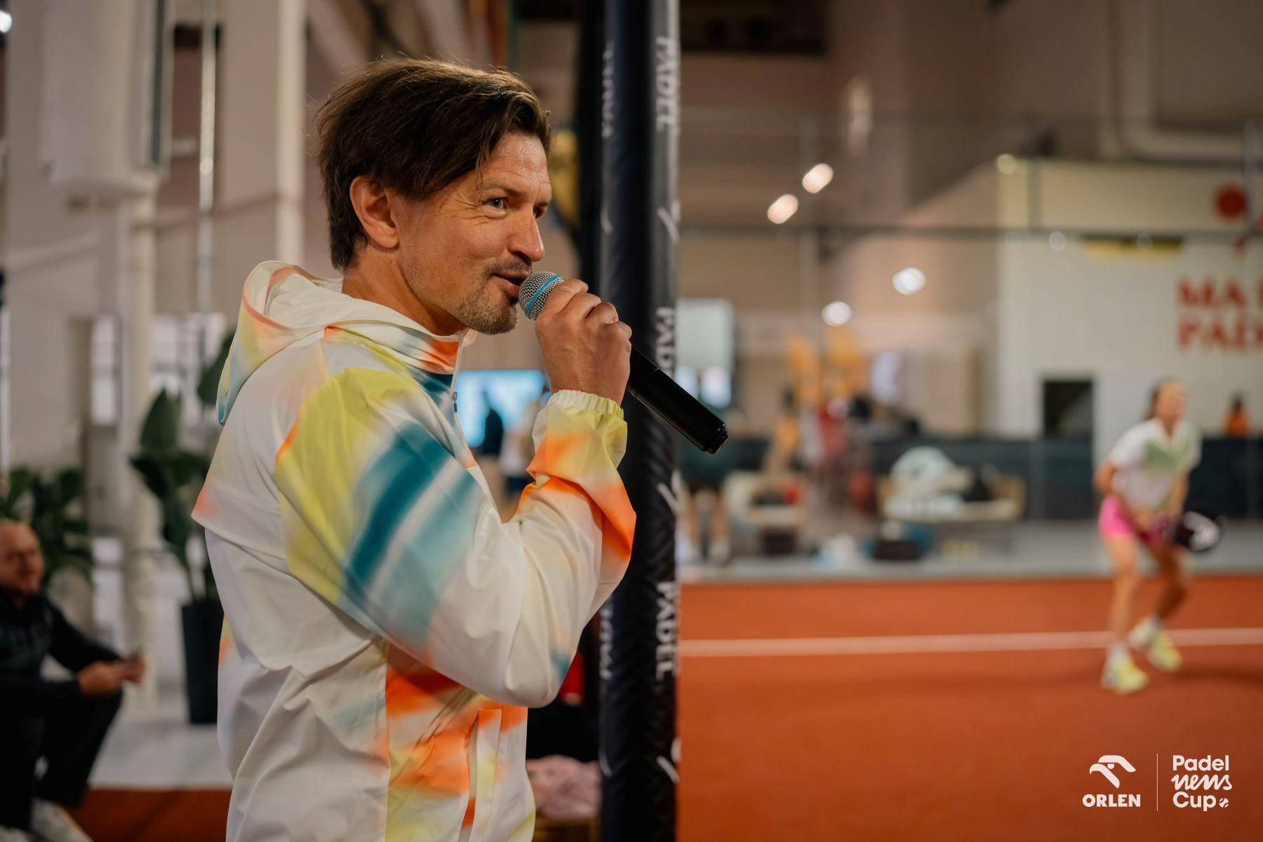 Na zdjęciu Tomasz Smokowski, komentator piłkarski i popularyzator gry w padla