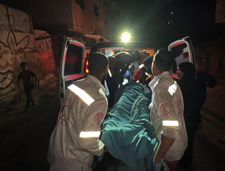 Zdjęcie przedstawia akcję ratunkową w Strefie Gazy po izraelskich nalotach z nocy z 28 na 29 października 2025 r.