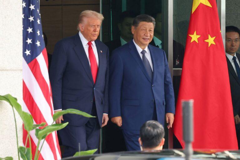 Prezydent USA Donald Trump i chiski przywódca Xi Jinping spotkali się w Korei Południowej