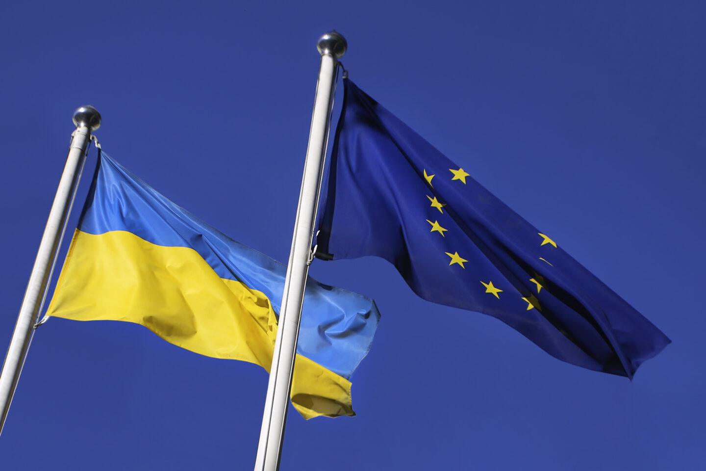 Flagi Ukrainy i Unii Europejskiej