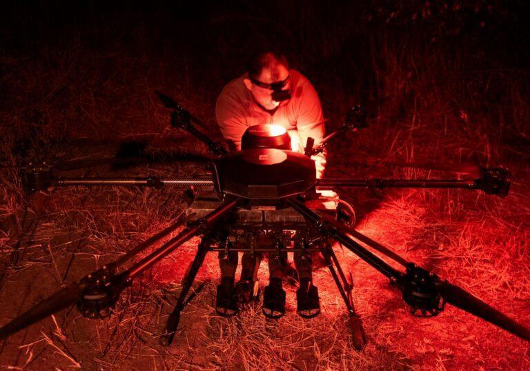 Na zdjęciu: Ukraiński żołnierz z dronem