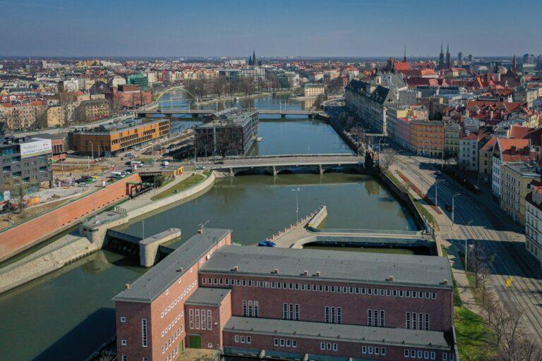 Zdjęcie przedstawia panoramę Wrocławia