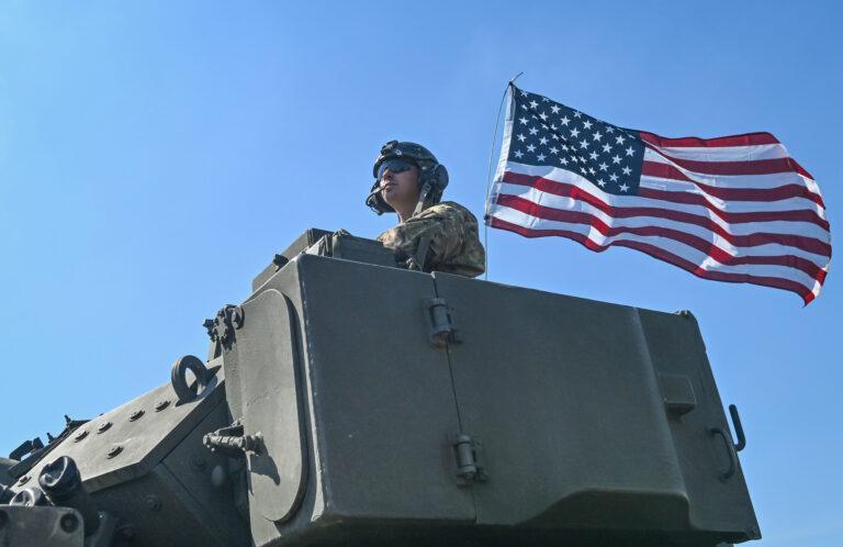 Na zdjęciu amerykański żołnierz w trakcie obchodów Święta Wojska Polskiego, 15 sierpnia 2025 r. w Warszawie