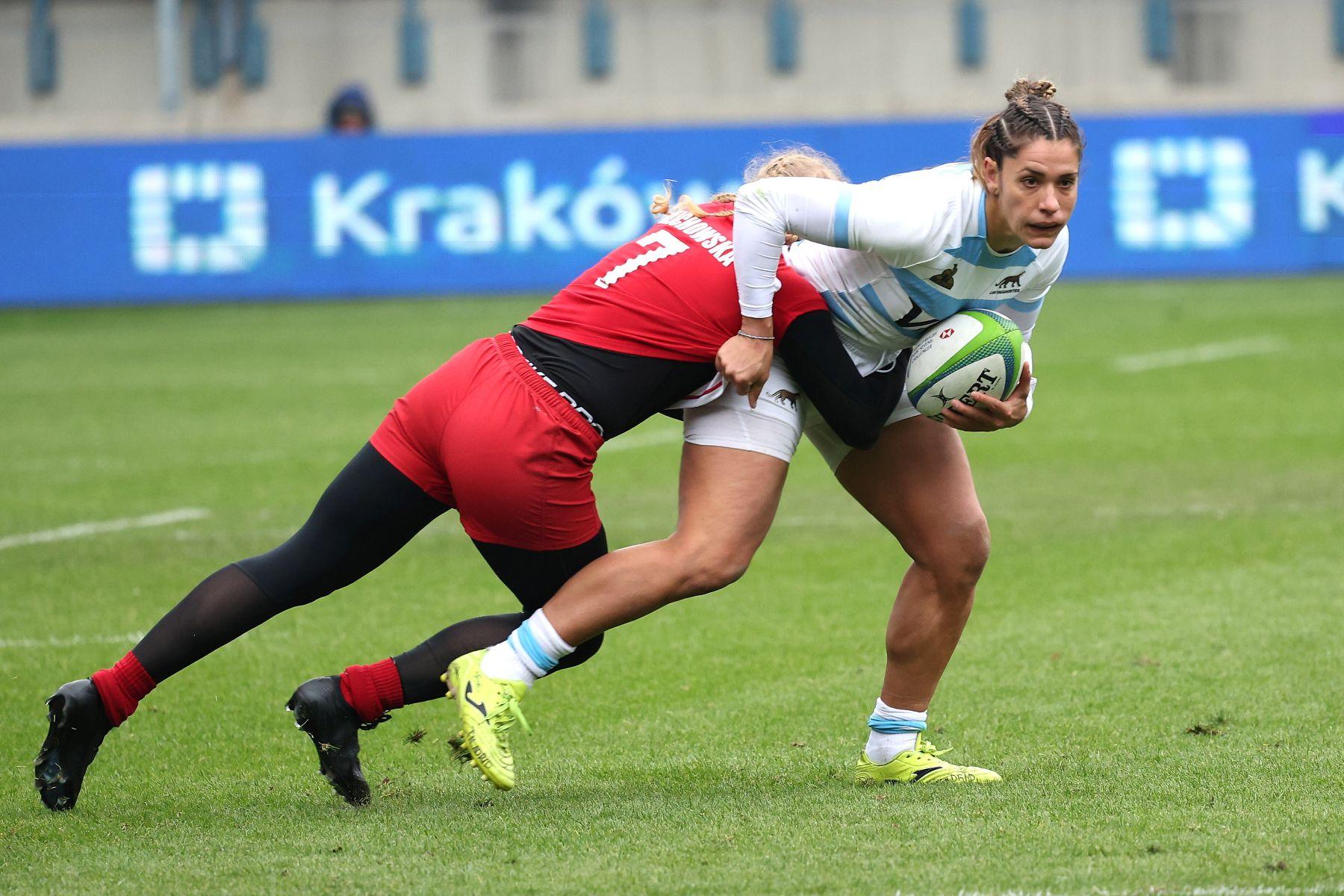 Na zdjęciu polska rugbistka Anna Klichowska powstrzymuje rywalkę z Argentyny
