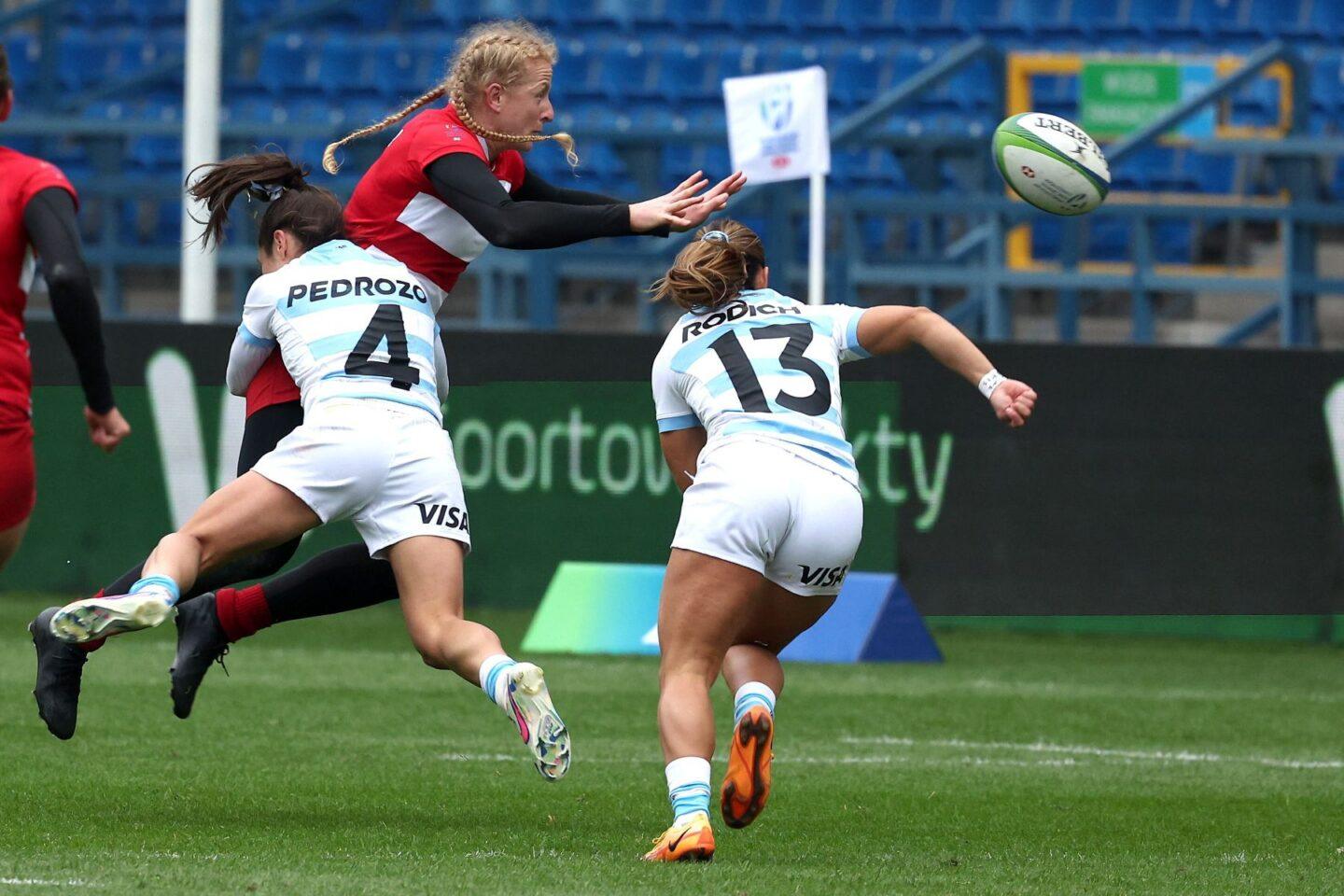 Na zdjęciu polska rugbistka Anna Klichowska jest powstrzymywana przez rywalkę z Argentyny