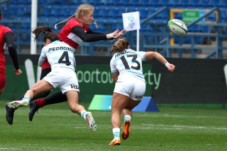 Na zdjęciu polska rugbistka Anna Klichowska jest powstrzymywana przez rywalkę z Argentyny