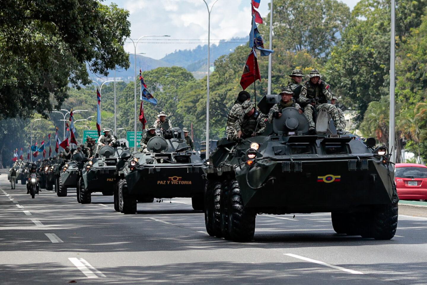 Na zdjęciu Siły Zbrojne Wenezueli w trakcie ćwiczeń wojskowych w Caracas, wrzesień 2025 r.