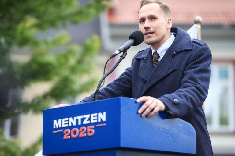 Poseł Konfederacji Konrad Berkowicz podczas spotkania z wyborcami kandydata Konfederacji w wyborach na fotel prezydenta RP Sławomira Mentzena