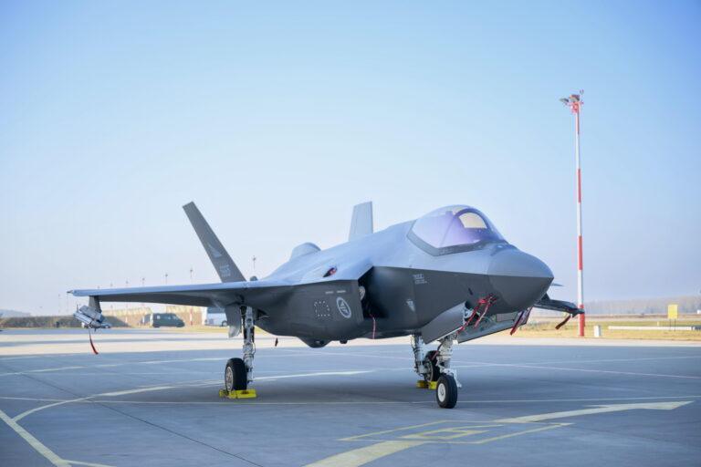 Na zdjęciu norweski myśliwiec Lockheed Martin F-35 Lightning II w 31. Bazie Lotnictwa Taktycznego w Poznaniu