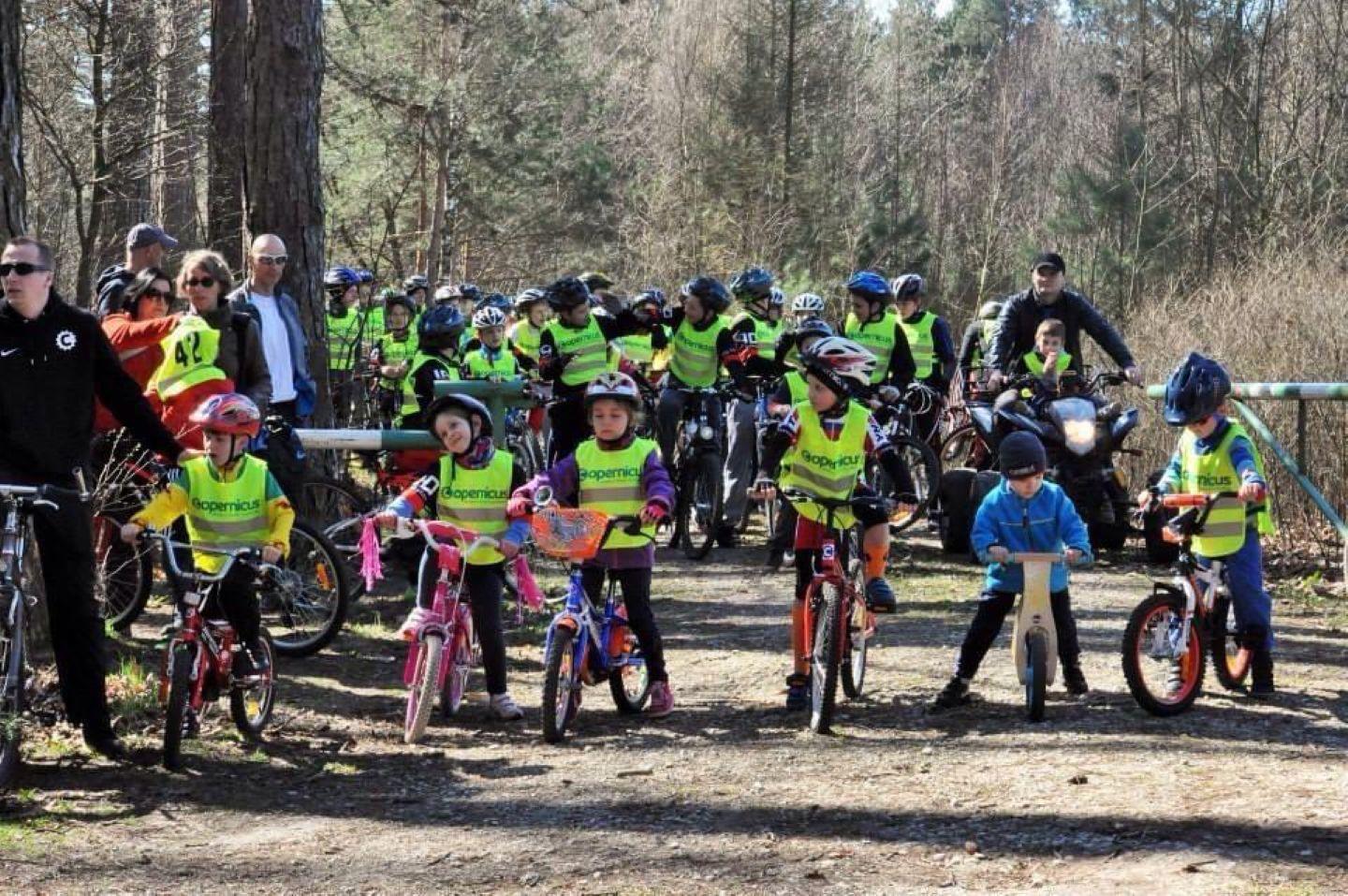 Na zdjęciu polscy kolarze Jan Jackowiak i Maria Okrucińska, gdy dopiero zaczynali przygodę z rowerami