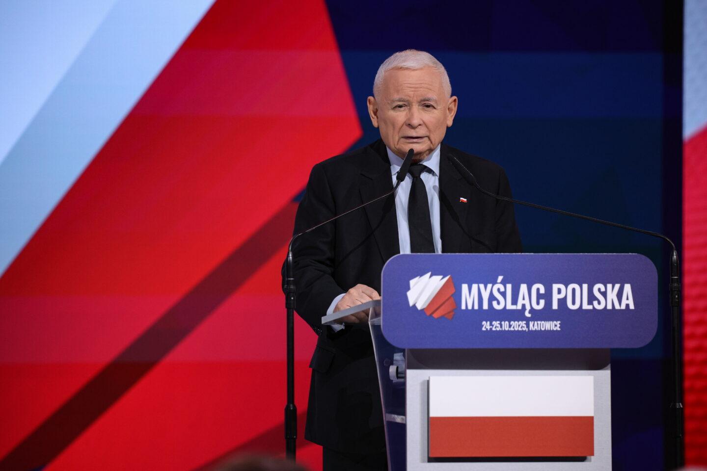 Na zdjęciu prezes PiS Jarosław Kaczyński podczas wystąpienia programowego w trakcie drugiego dnia konwencji programowej Prawa i Sprawiedliwości, 25 października 2025 r.