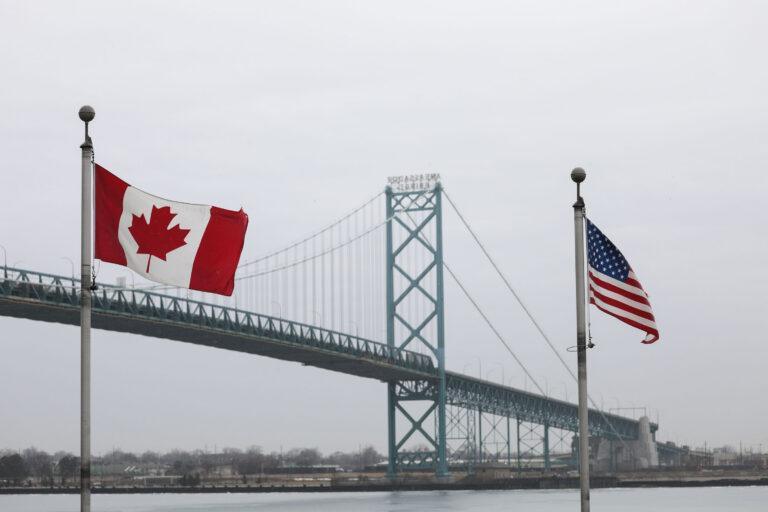 Na zdjęciu Ambassador Bridge, który łączy amerykańskie Detroit z kanadyjskim Windsorem