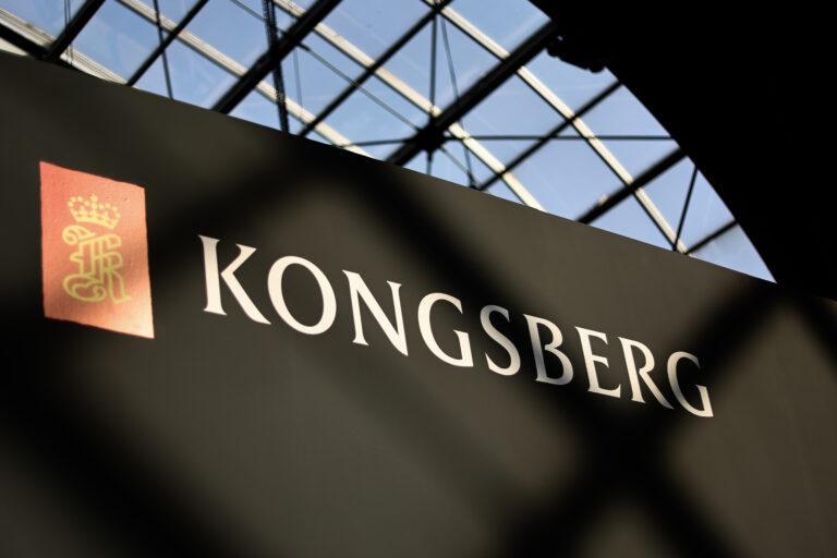 Na zdjęciu logo Kongsberga