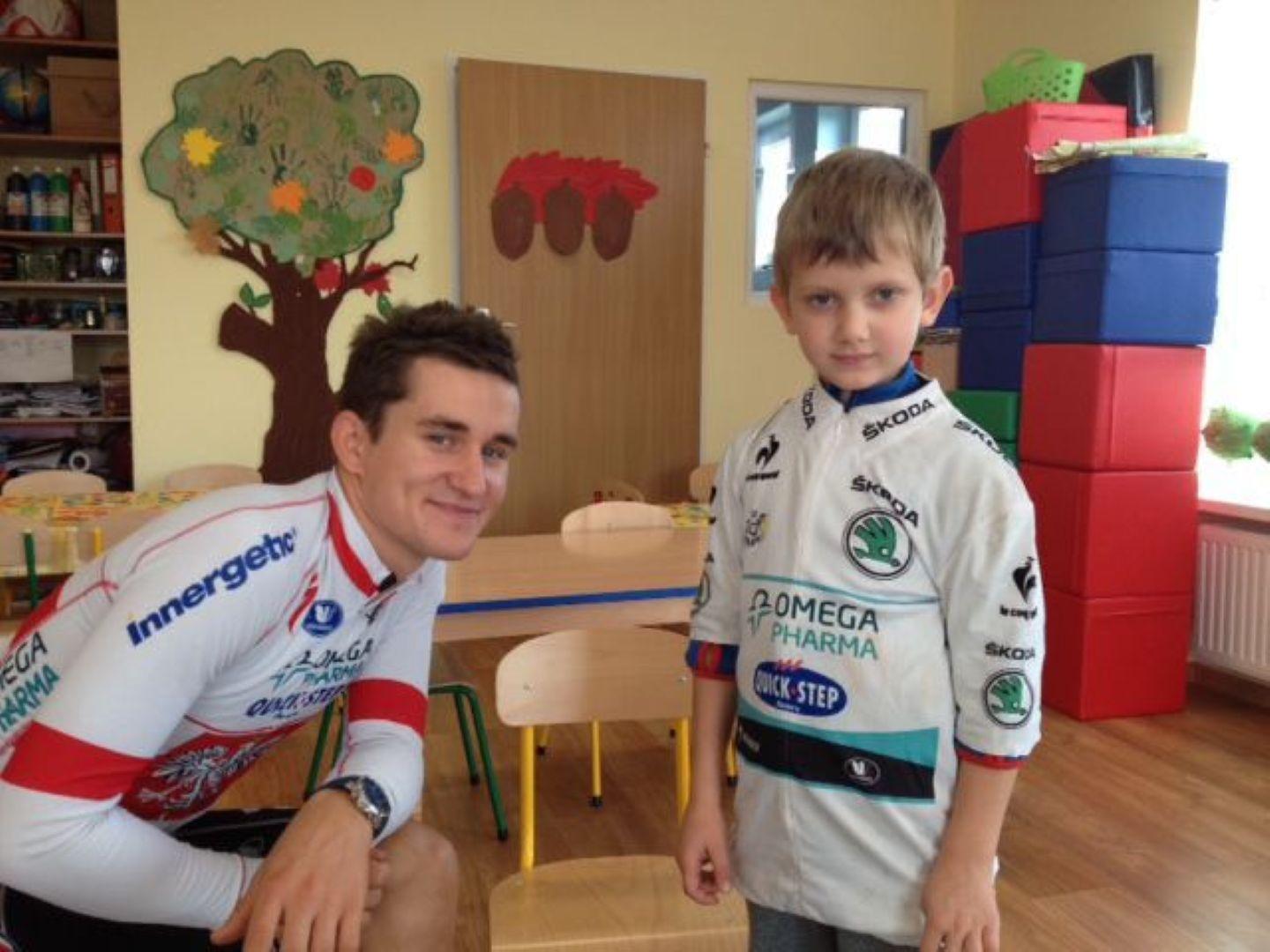 Na zdjęciu polski kolarz Michał Kwiatkowski z młodziutkim wówczas Janem Jackowiakiem, dziś nadzieją polskiego kolarstwa