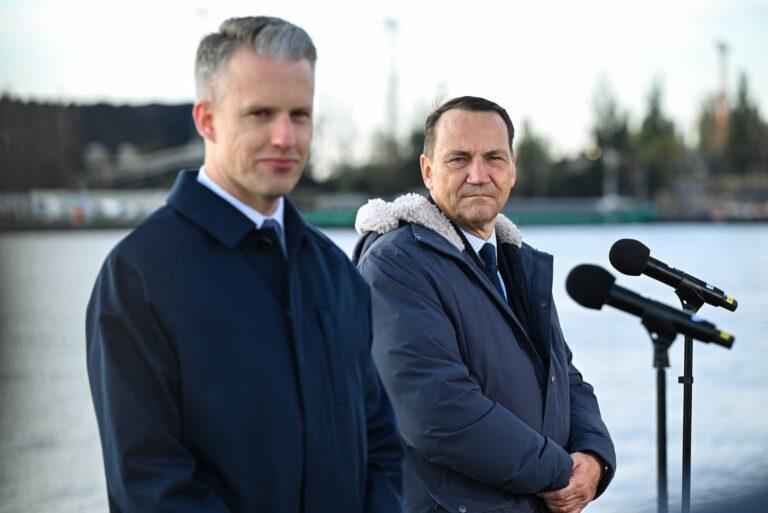 Od lewej: wiceminister infrastruktury Arkadiusz Marchewka i wicepremier oraz szef MSZ Radosław Sikorski w Porcie Gdańsk