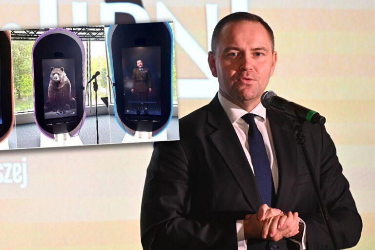 Na zdjęciu niefunkcjonalne w ocenie NIK awatary przygotowane przez IPN za ponad 3,5 mln zł na tle zdjęcia ówczesnego prezesa tej instytucji Karola Nawrockiego