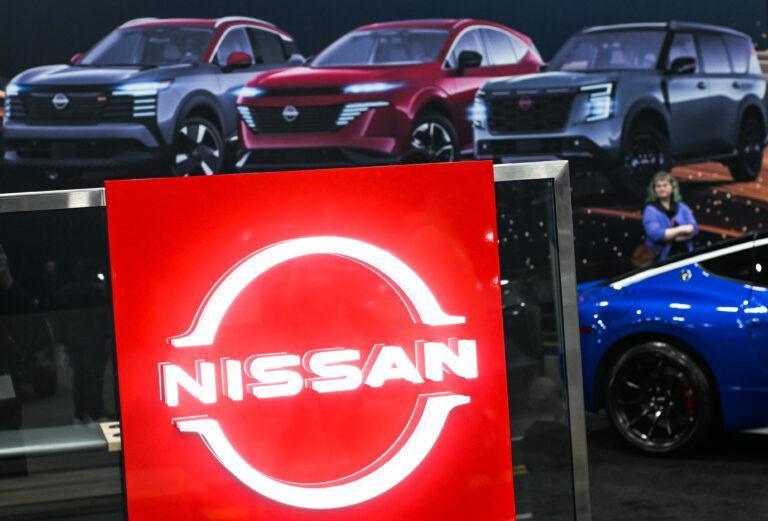 Na zdjęciu logo Nissana na targach motoryzacyjnych w kanadyjskim Edmonton