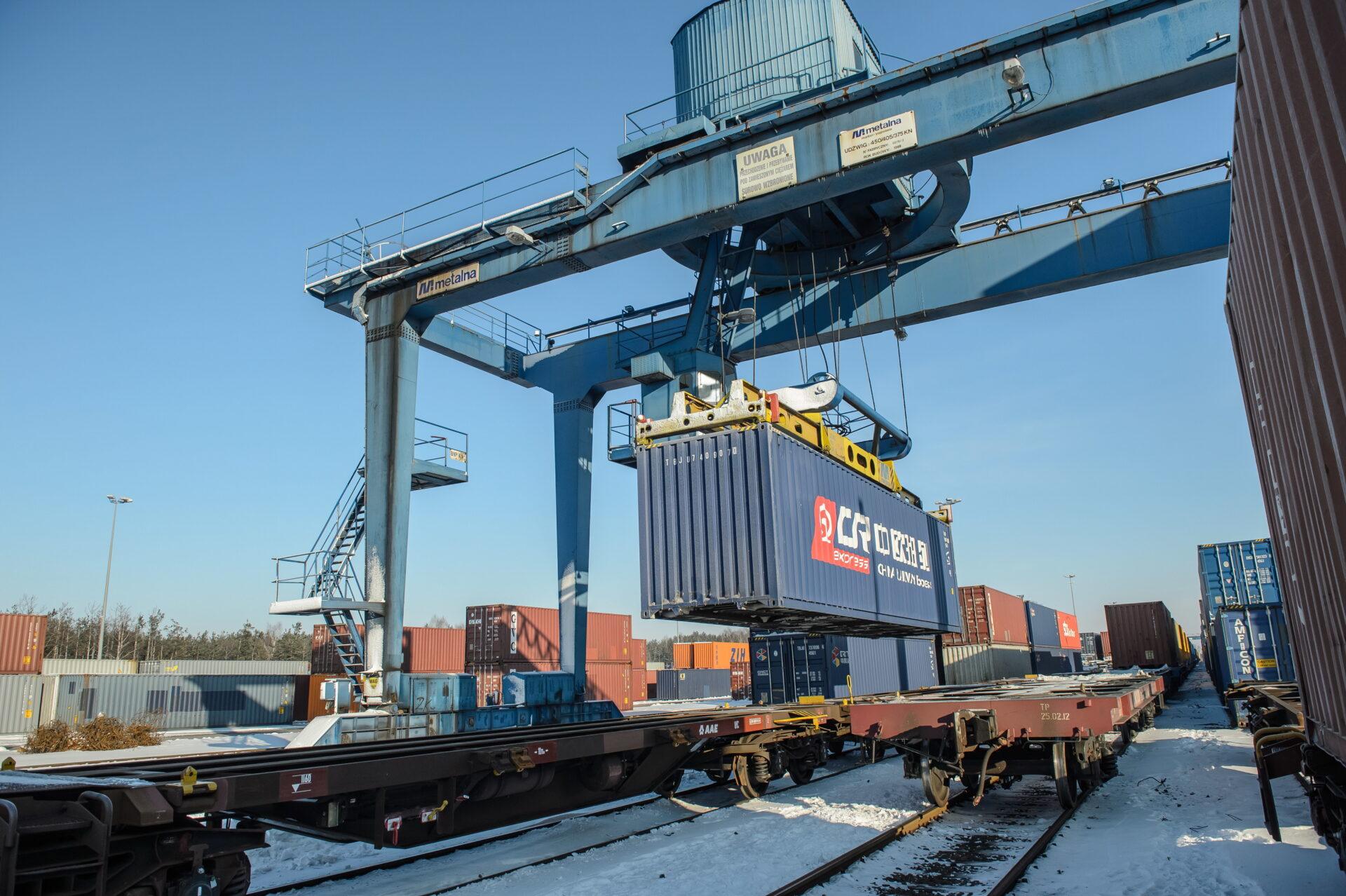 Przeładunek kontenerów kolejowych