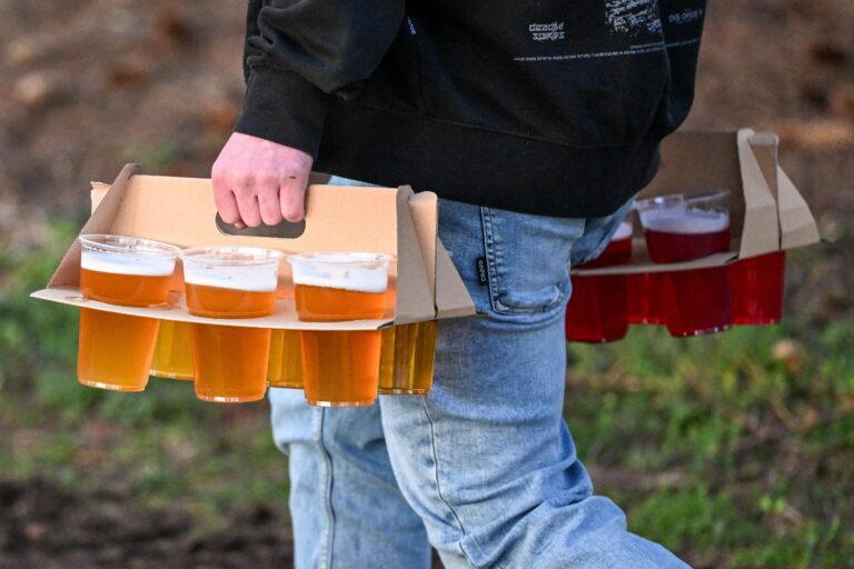 Jarosław Kaczyński przekonuje, że kobiety o wiele szybciej od mężczyzn uzależniają się od alkoholu.