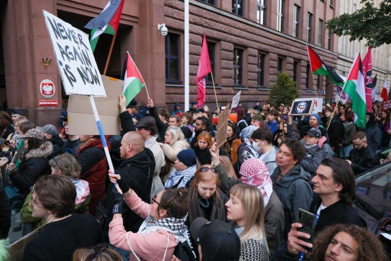 Manifestacja propalestyńska pod budynkiem MSZ w Warszawie