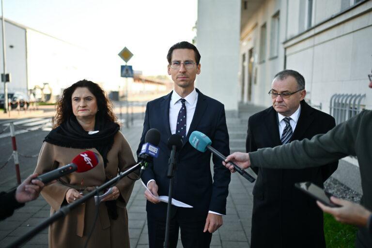 Pos³owie PiS Dorota Arciszewska-Mielewczyk (L), Kacper P³a¿yñski (C) i radny Gdañska Piotr Koenig (P)