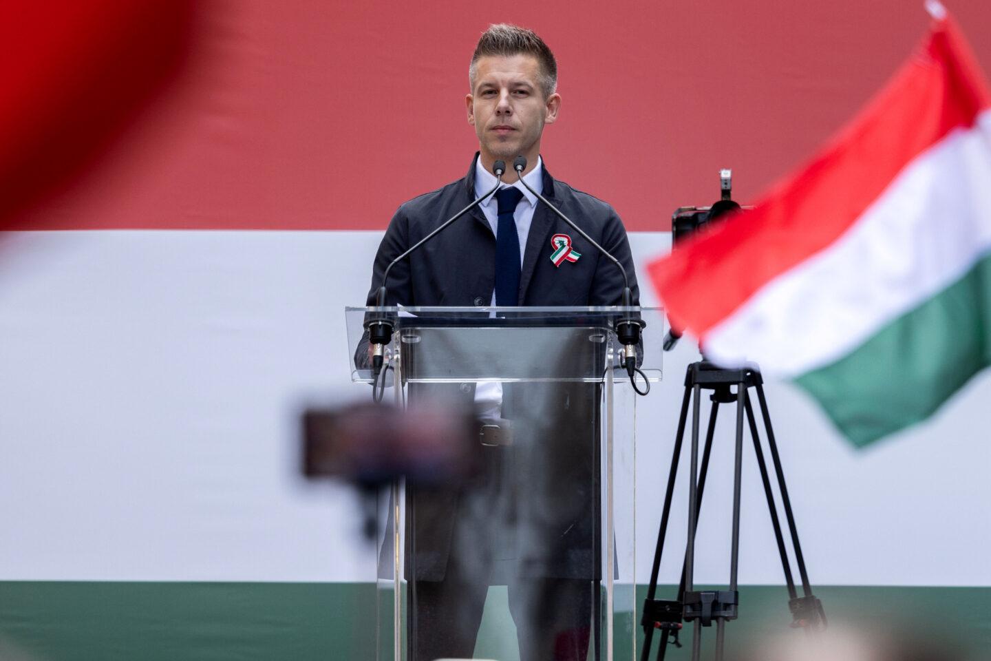 Péter Magyar, założyciel partii TISZA podczas jednego z wieców wyborczych w Budapeszcie.