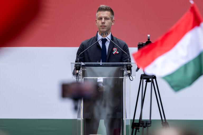 Péter Magyar, założyciel partii TISZA podczas jednego z wieców wyborczych w Budapeszcie.