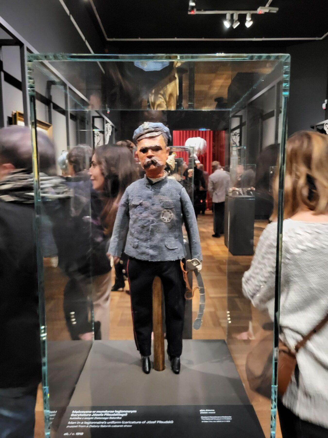 Figura przedstawiająca Józefa Piłsudskiego, wykorzystywana w przedstawieniach kabaretu „Zielony Balonik”