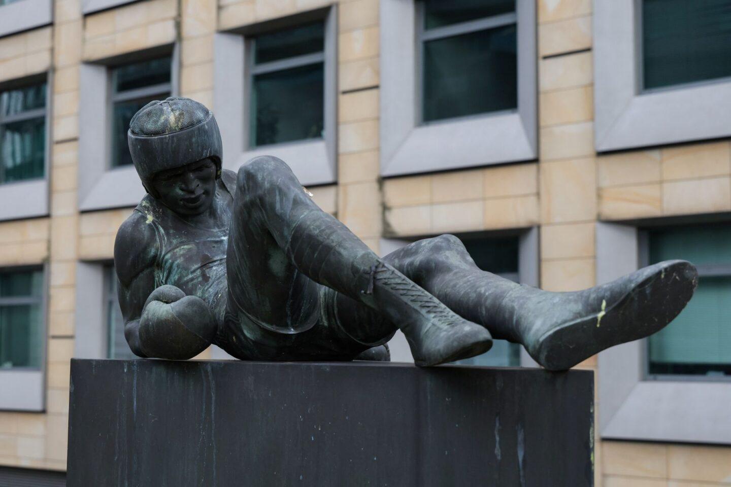 Na zdjęciu pomnik upamiętniający pięściarzy, którzy zginęli w katastrofie samolotu na Okęciu w 1980 r.