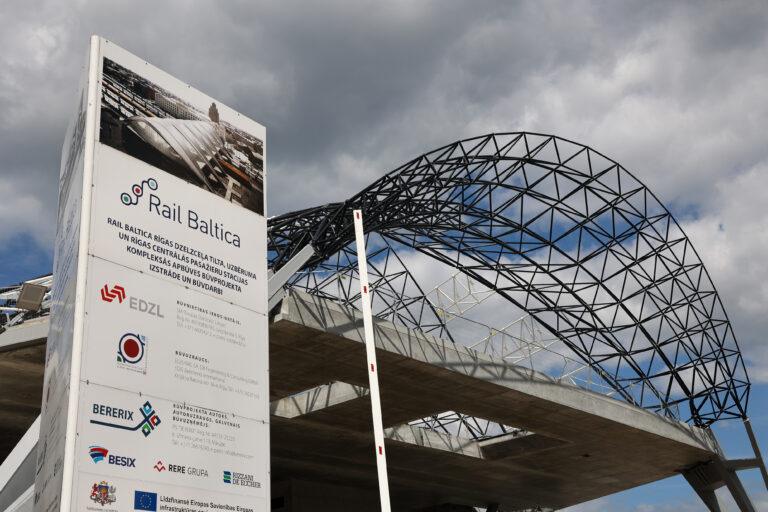Budowa węzła kolejowego w Rydze na Łotwie. Jest on elementem wielkiego projektu Rail Baltica. (fot. Andrey Rudakov/Bloomberg).