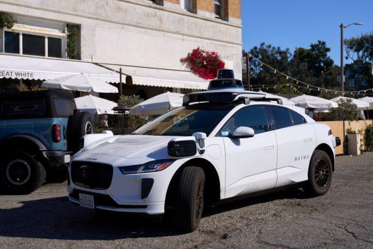 Na zdjęciu: Robotaksówka Waymo