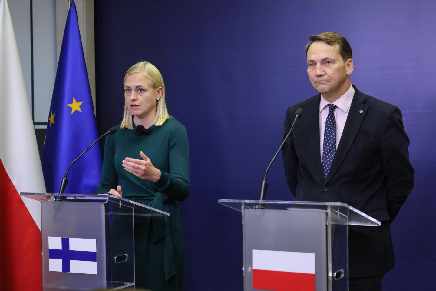 Wicepremier, minister spraw zagranicznych RP Radosław Sikorski (z prawej) i minister spraw zagranicznych Finlandii Elina Valtonen