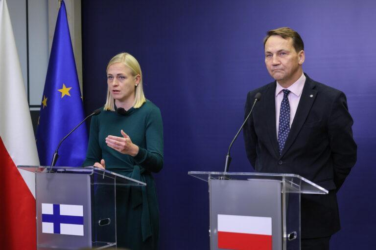 Wicepremier, minister spraw zagranicznych RP Radosław Sikorski (z prawej) i minister spraw zagranicznych Finlandii Elina Valtonen