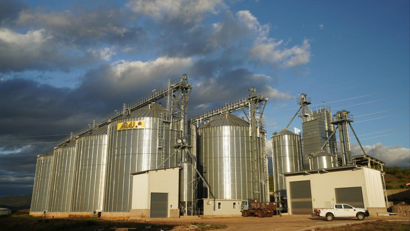 Jeszcze niedawno w Tanzanii z powodu niewłaściwego magazynowania zniszczeniu ulegało niemal 40 proc. zbiorów, Dziś stoją tam nowoczesne kompleksy suszarniczo-magazynowe.