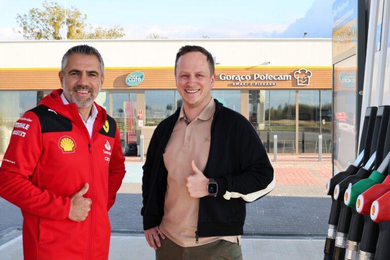 Tomasz Bartos, dyrektor rozwoju sieci Shell, i mówi Bartłomiej Rychcik, właściciel i prezes spółki Enata Bread stojącej za siecią Gorąco Polecam