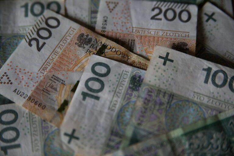 Zdjęcie przedstawia banknoty polskiej waluty złoteog