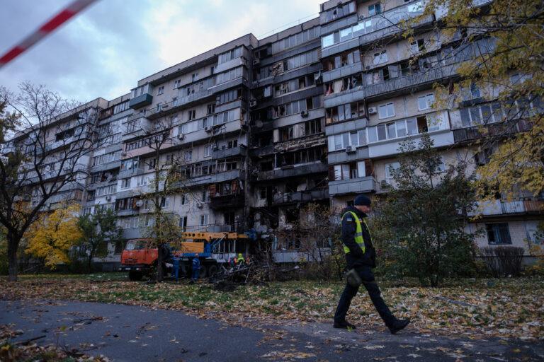 Na zdjęciu budynek mieszkalny uderzony w wyniku rosyjskiego ataku na Kijów, 26 października 2025 r.