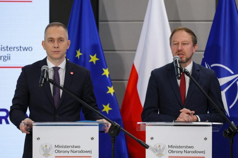 Pełnomocnik rządu ds. strategicznej infrastruktury energetycznej Wojciech Wrochna (z prawej) i sekretarz stanu w MON Cezary Tomczyk (z lewej) na konferencji w Warszawie