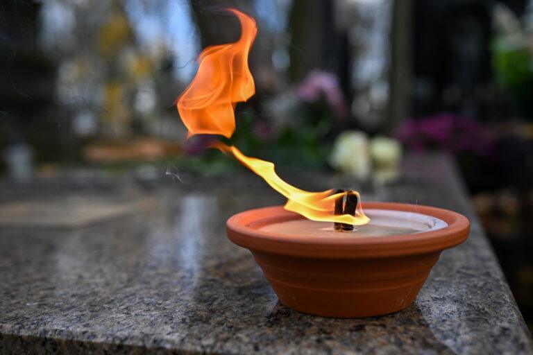 Na zdjęciu znicz na Cmentarzu Powązkowskim w Warszawie