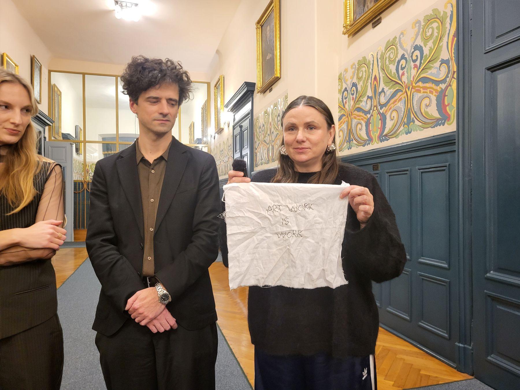 Monika Drożyńska z jednym ze swoich haftów w holu prezydenckim Urzędu Miasta Krakowa