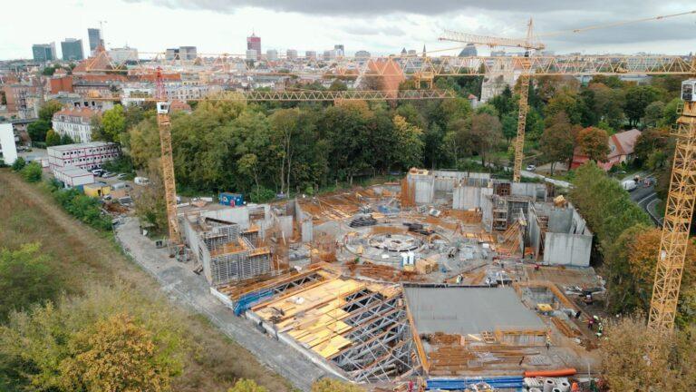 Zdjęcie przedstawia budowę Muzeum Powstania Wielkopolskiego 1918-1919