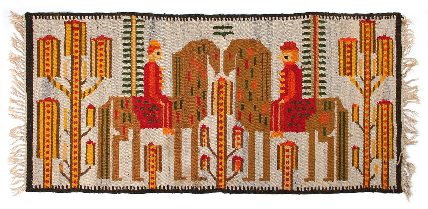 Kilim „Sarmacki” autorstwa Aleksandry Michalak–Lewińskiej kosztował na aukcji 720 zł. Pochodzące z drugiej połowy minionego wieku tkaniny cepeliowskie stanowią od niedawna żywo rozwijający się obszar kolekcjonerski. Najcenniejsze tkaniny autorskie z tego okresu osiągają nawet wartości kilkudziesięciu tysięcy złotych.