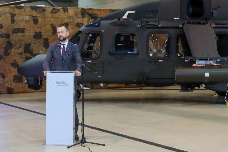 Wicepremier i minister obrony narodowej Władysław Kosiniak-Kamysz podczas uroczystości z okazji zejścia z polskiej linii produkcyjnej pierwszego śmigłowca wsparcia typu AW 149