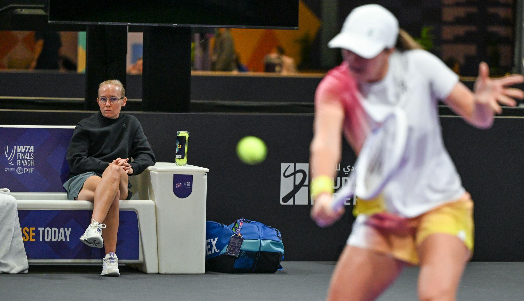 Na zdjęciu Daria Abramowicz, psycholożka Igi Świątek, przygląda się jej grze