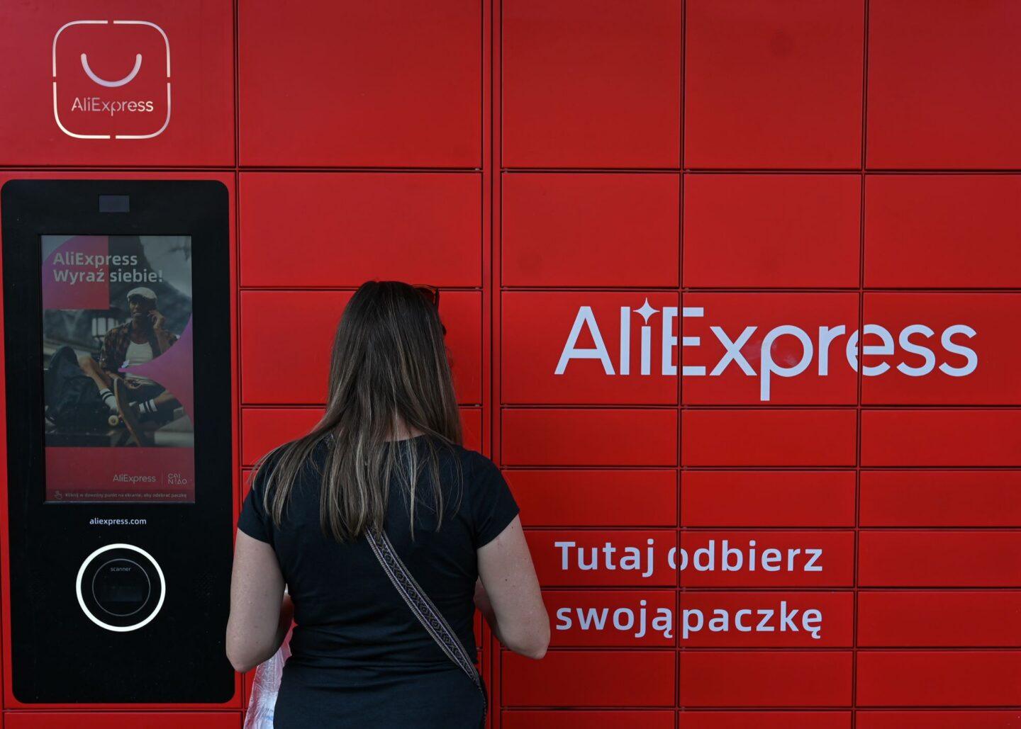 Zdjęcie przedstawia osobę odbierającą paczkę z automatu Aliexpress