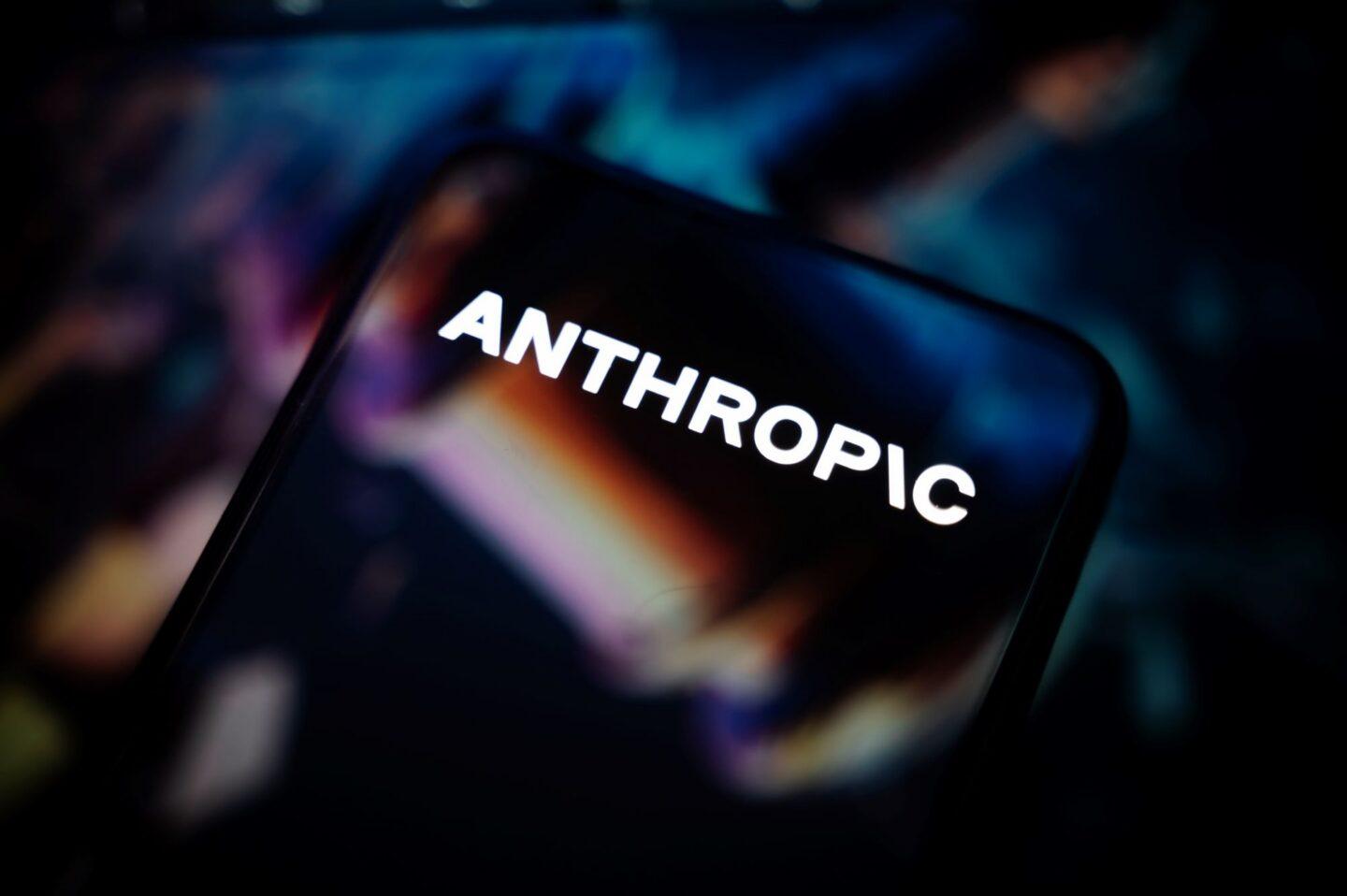 Zdjęcie przedstawia logo firmy Anthropic na telefonie