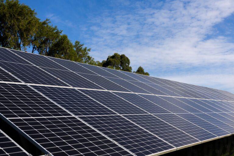 Na zdjęciu panele słoneczne